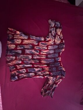 Women’s Red Patterned Short-Sleeve Top